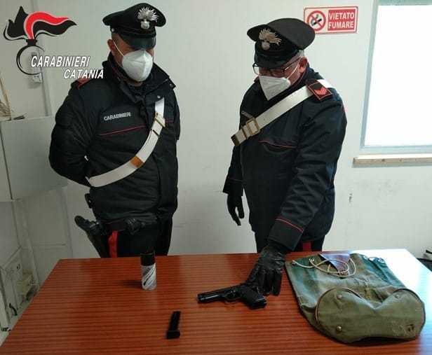 Controlli a tappeto nel Catanese: arrestato 44enne per detenzione illegale di armi