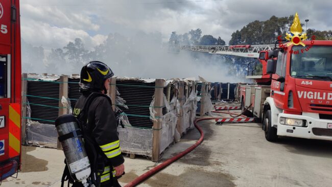 Incendio di pannelli solari all’interporto di Catania – FOTO e VIDEO