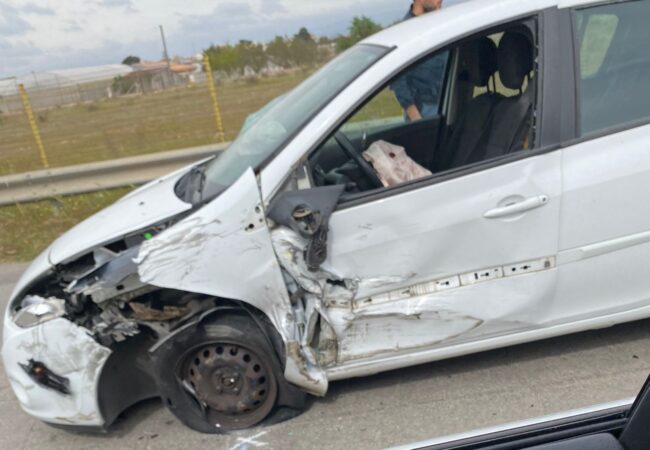 Grave incidente stradale nel Ragusano, auto distrutte e detriti sull’asfalto: spaventoso lo schianto – LE FOTO