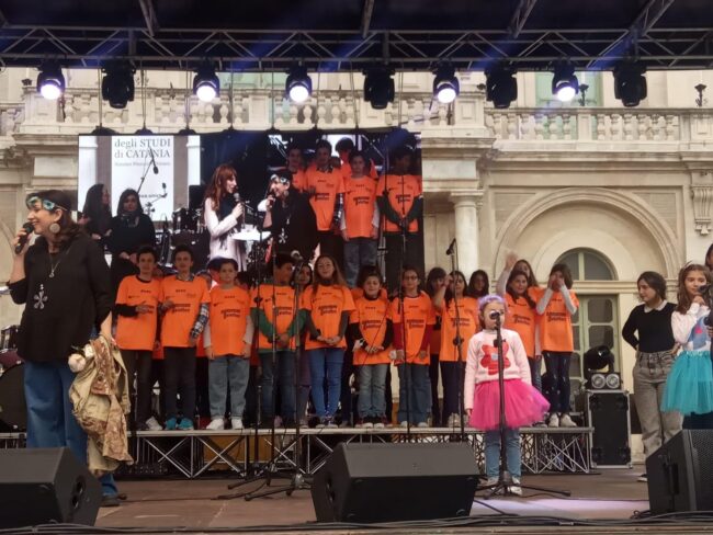 L’istituto Italo Calvino aderisce a Telethon, grande partecipazione sul palco di piazza Università