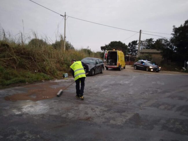Violento scontro frontale tra due auto: traffico in tilt, donna in ospedale – FOTO e DETTAGLI