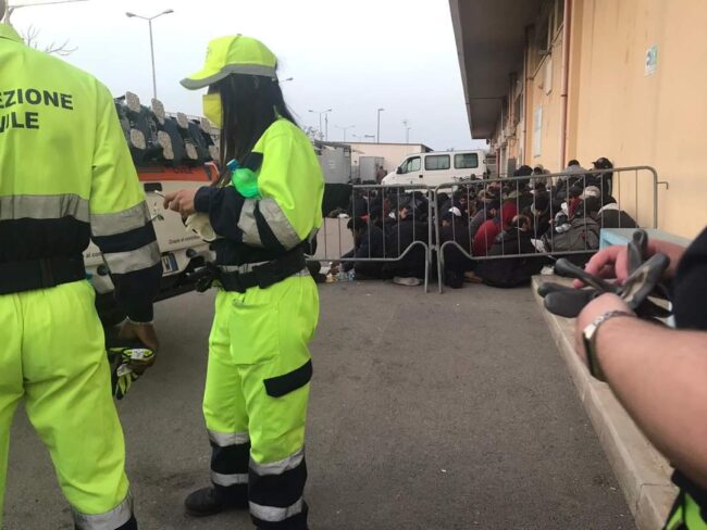 Barcone al largo di Pozzallo, il sindaco: “Con l’arrivo del bel tempo, iniziano gli sbarchi” – FOTO