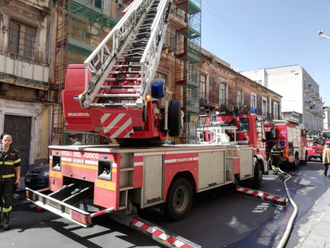 Fumo, fiamme e odore di bruciato a Catania: incendio in un’abitazione – FOTO