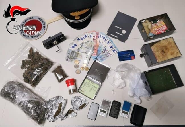 Pusher “ingegnoso” nascondeva la droga in una cassaforte segreta: ai domiciliari