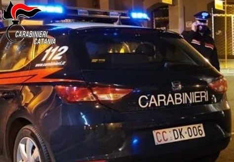 Catania, ruba i cavi dell’impianto elettrico di una ditta: 22enne beccato con i “ferri del mestiere”