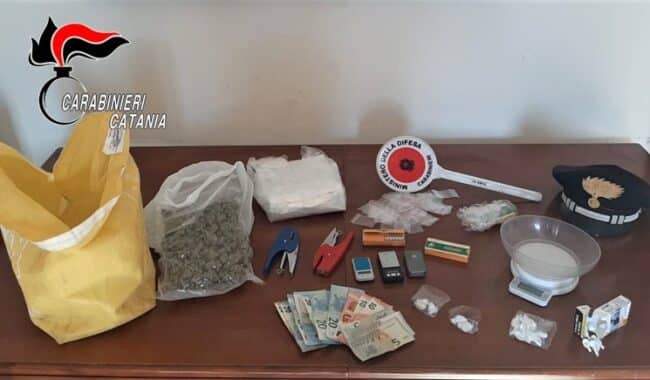 Pusher e acquirente arrestati in flagranza: l’irruzione al viale Nitta e il sequestro di droga
