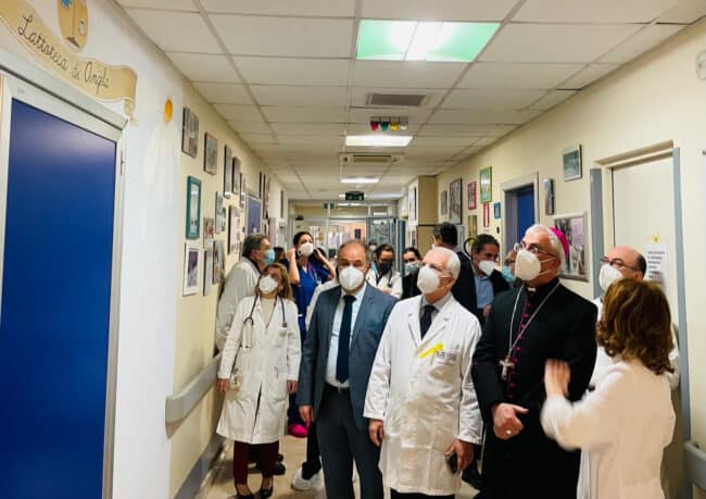 Monsignor Renna in visita alla Banca del Latte del Garibaldi-Nesima: “Sua visita ci riempie di gioia”