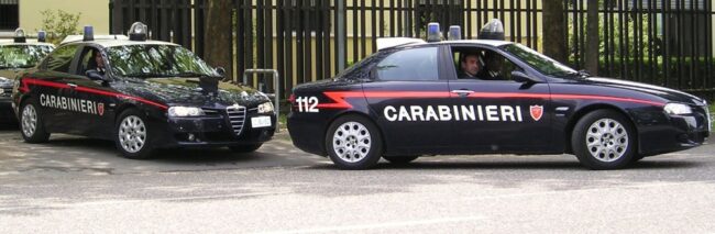 Incrocia la ex fidanzata in strada e la picchia, scatta l’inseguimento con i carabinieri: arrestato 46enne