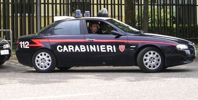 Incrocia la ex fidanzata in strada e la picchia, scatta l’inseguimento con i carabinieri: arrestato 46enne