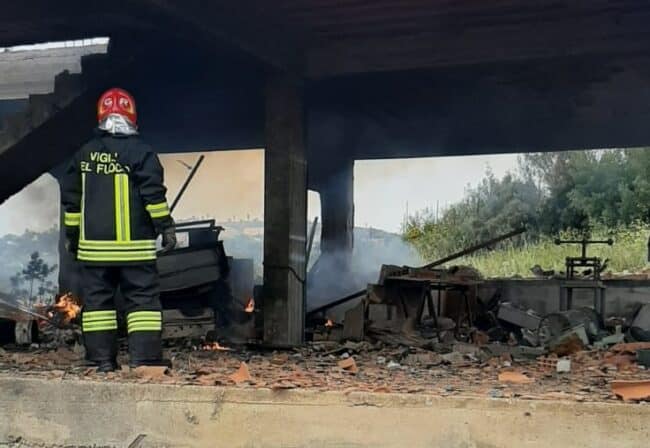 Esplosione a Ispica, feriti due giovanissimi: 14enne lotta tra la vita e la morte