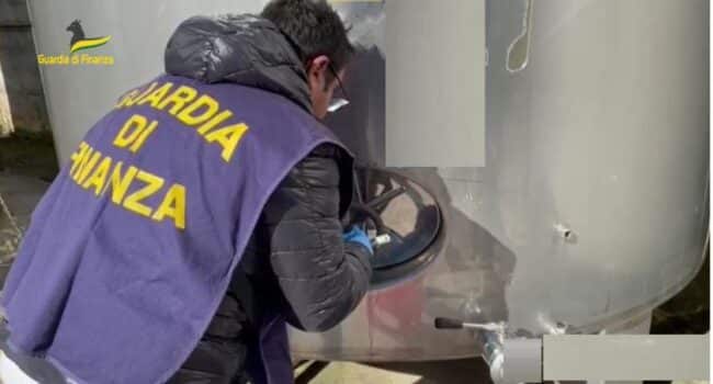 Producevano vino sofisticato con acqua e zucchero: scoperta una maxi frode da milioni di euro