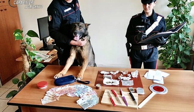 Licata, spacciatore arrestato con droga e soldi in casa