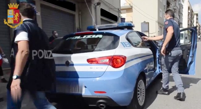 Finge un malore al controllo di polizia per sottrarsi all’arresto e fuggire: ai domiciliari giovane pusher