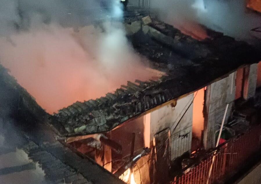 Incendio a Zafferana Etnea, terzo piano di un’abitazione in fiamme