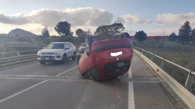 Auto si ribalta lungo la SS 118: donna alla guida “miracolata”, traffico impazzito