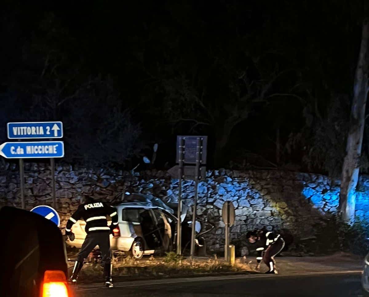 Incidente mortale nel Ragusano, Ford Focus contro un muro: vittima un 24enne