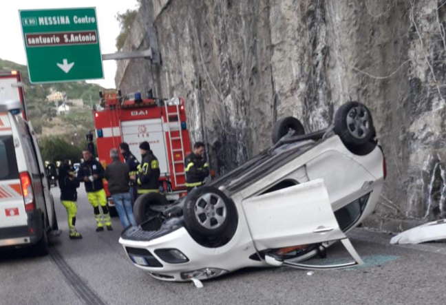 Tenta di sorpassare un mezzo pesante e si ribalta con l’auto: conducente “miracolato”