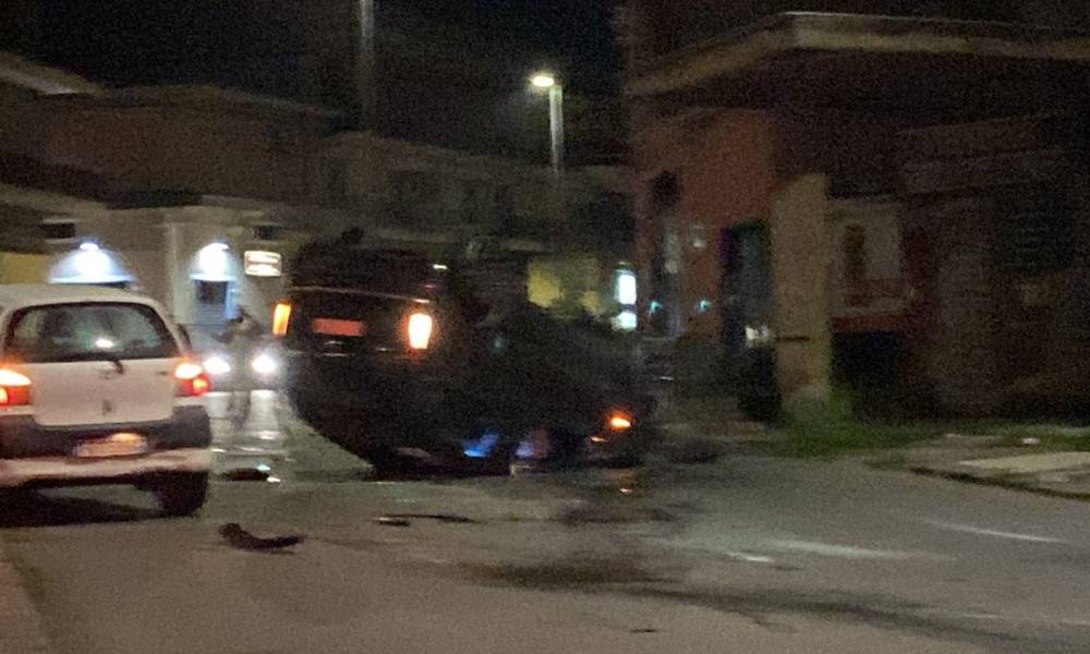 Incidente nel Catanese, scontro tra due auto: una si ribalta, tre i feriti