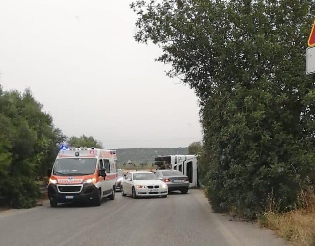 Incidente stradale a Vittoria, Tir ribaltato: un ferito