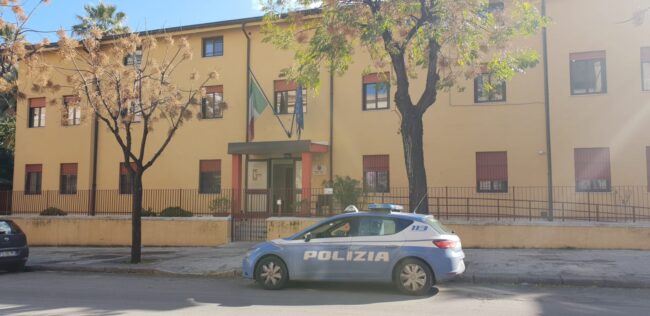 Fingono di voler avere un rapporto sessuale con una donna e la rapinano: arrestati due giovanissimi