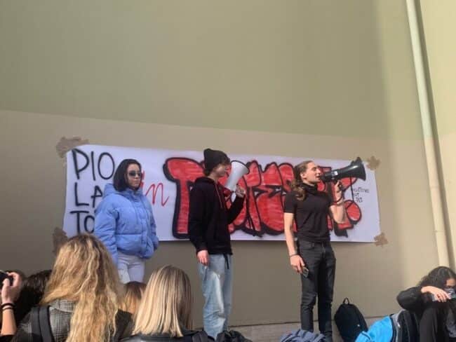 Guerra in Ucraina, la preside nega il dibattito per evitare “posizioni politiche”: gli studenti insorgono
