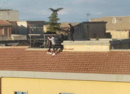 Enna, 4 ragazzi si inseguono sul tetto di un palazzo di quattro piani: panico tra i vicini, indagini in corso