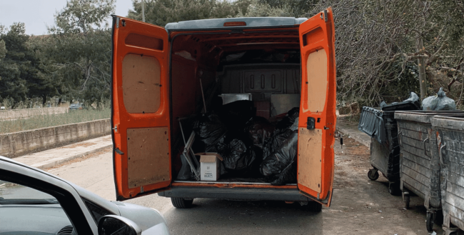 Abbandono illecito di rifiuti, nei guai un 30enne e il titolare di una attività in via Lanza di Scalea