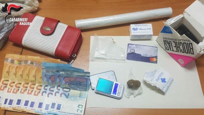 Spaccio di stupefacenti, arrestata una giovane coppia nel Ragusano