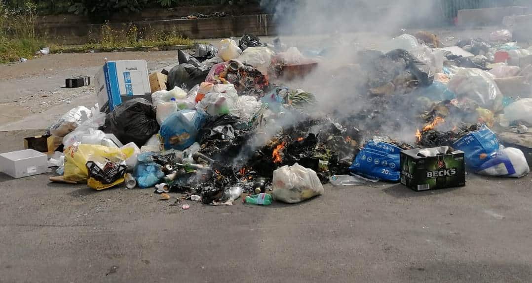 Catania, spazzatura abbandonata e data alle fiamme. Saverino: “Servono misure incisive ed efficaci”