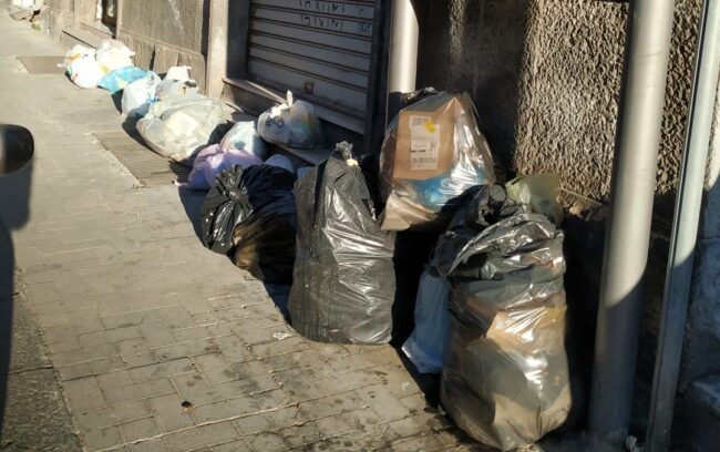Catania, micro-discarica a cielo aperto nel quartiere Borgo-Sanzio: la denuncia del Comitato Vulcania