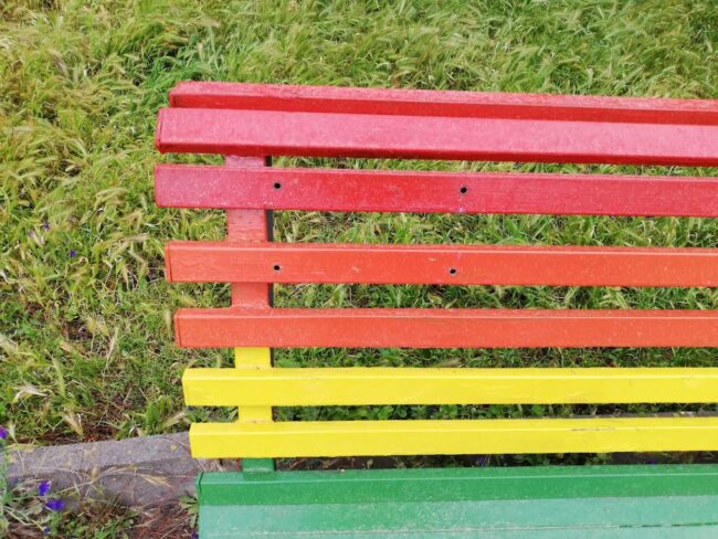 Vandalizzata la panchina “rainbow” in piazza Gandhi. “Chiaro segno di odio contro la comunità Lgbt+”