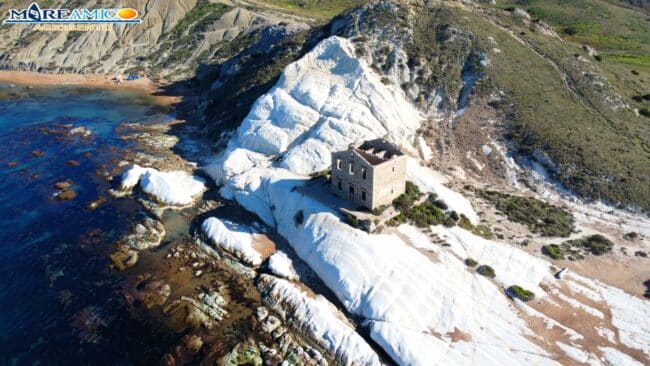 Ex Caserma Guardia di Finanza di Punta bianca a rischio crollo: l’ennesimo appello di Mareamico – FOTO