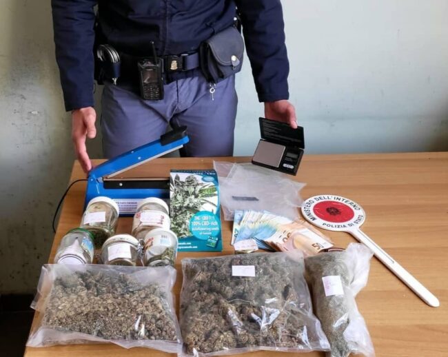 Teneva in casa la droga e i materiali di confezionamento: arrestato un 28enne messinese