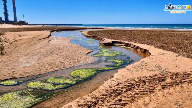 Spiagge di Porto Empedocle alla deriva, almeno sette sversi di acque di dubbia provenienza – FOTO