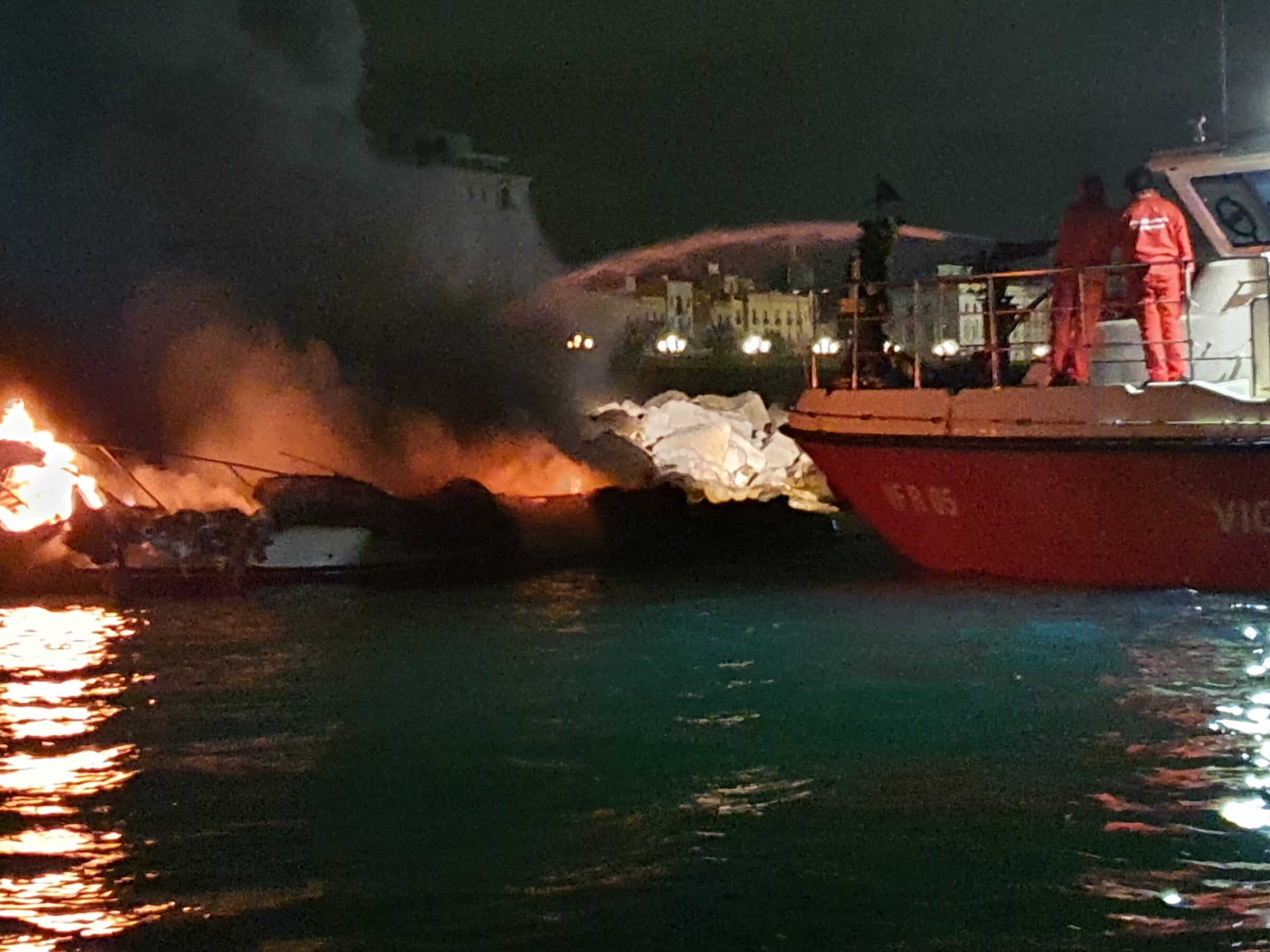 Fiamme e paura al porto di Trapani, nuovi aggiornamenti – Le FOTO dell’intervento