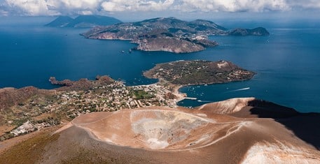 Vulcano, cratere vietato ai turisti escursionisti: riapre la spiaggia di Levante, tranne zona delle fumarole