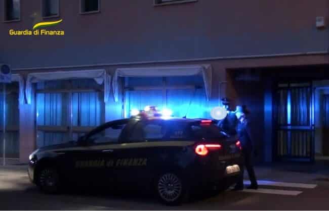 Furto ed estorsione aggravata dal metodo mafioso, scatta vasta operazione della Guardia di Finanza: 12 arresti