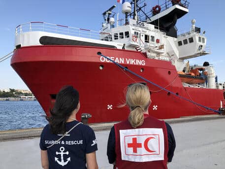 Ocean Viking, assegnato “porto sicuro” dopo 10 giorni: 294 migranti pronti a sbarcare a Pozzallo
