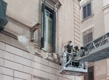 Paura in via Roma, crolla balcone di fronte palazzo delle Poste: area messa in sicurezza