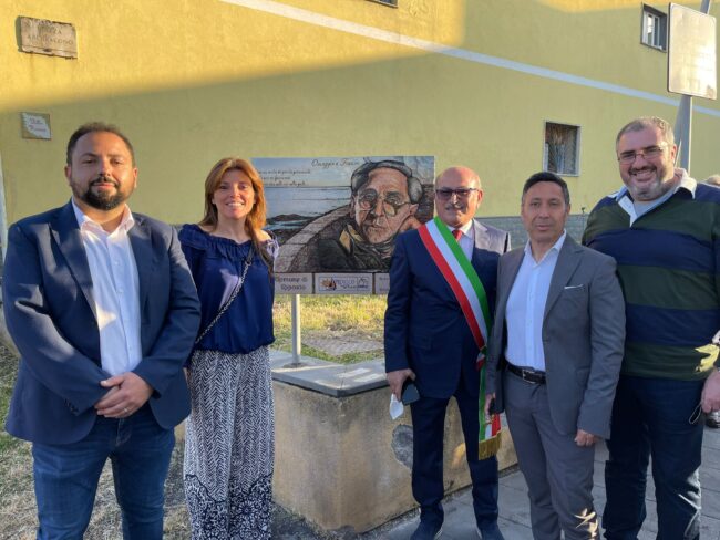 Riposto celebra Franco Battiato a un anno dalla scomparsa, posta targa in ceramica in piazza Arcidiacono