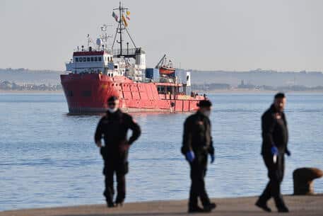 Terminate le operazioni di sbarco dei 58 migranti a bordo della “Sea Eye”: tutti trasferiti all’hotspot di Pozzallo