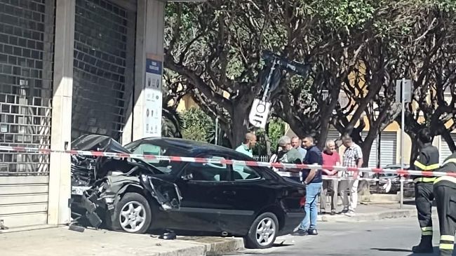 Sfonda con l’auto la vetrina di un negozio: uomo trasportato in ospedale in gravi condizioni