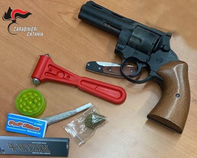 Baby vandali catanesi “pronti all’azione” con armi in auto e droga: 4 minorenni denunciati