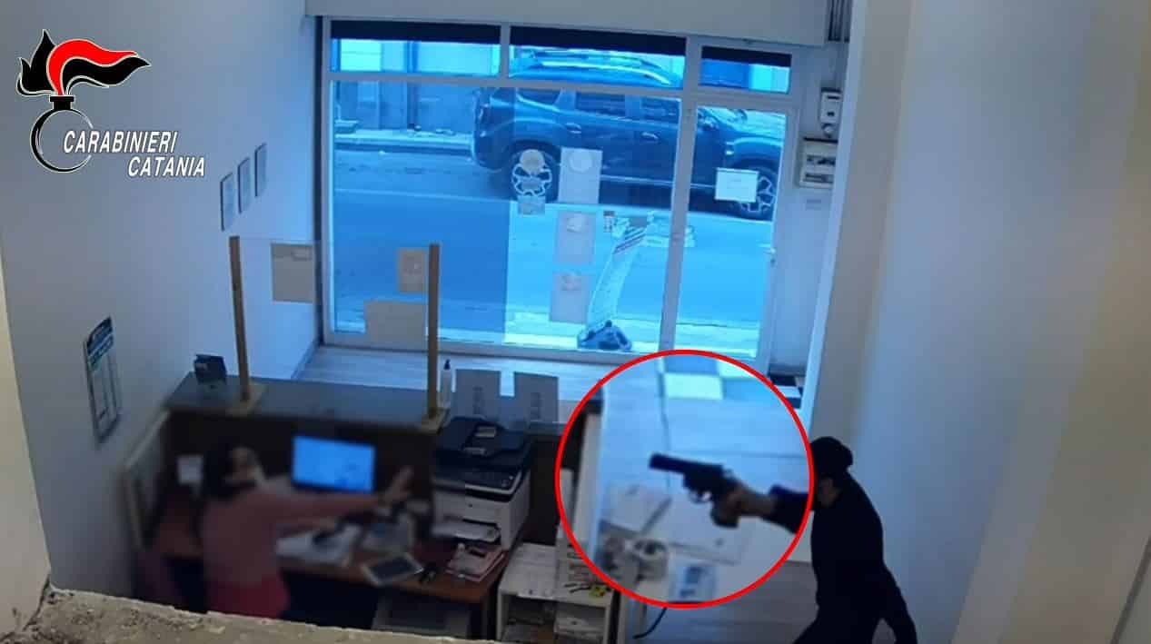 Paura in via Etna, 2 uomini e una donna rapinano un negozio: incastrati dalle telecamere – VIDEO