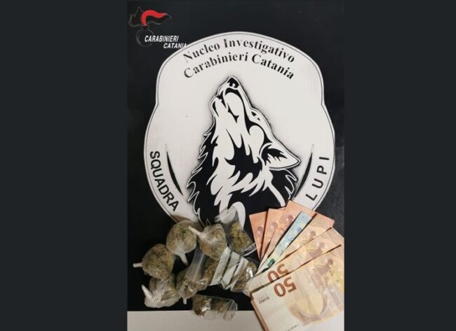 Catania, passeggiava in bici con la marijuana: pusher tradito dall’eccessivo nervosismo, denunciato