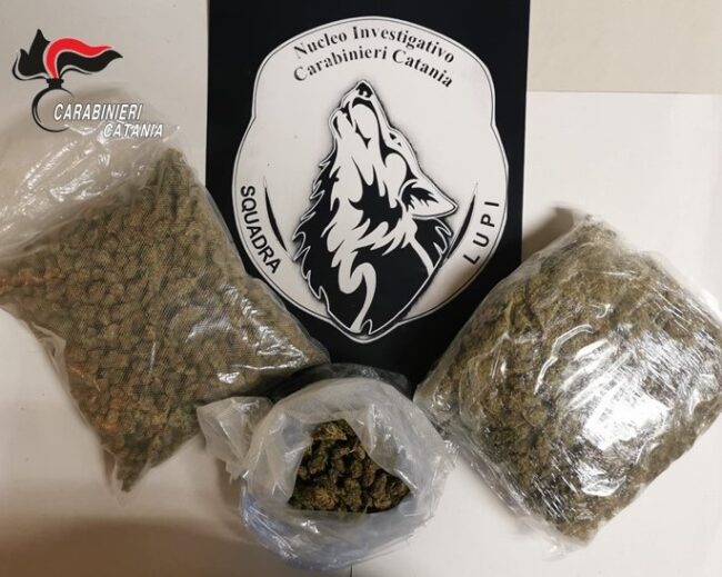 Spaccio a San Cristoforo, arrestato un 21enne catanese con quasi un chilo di marijuana