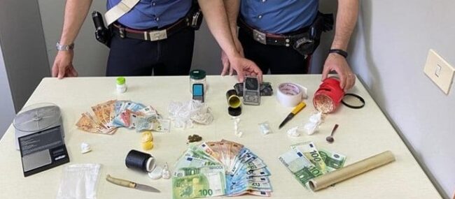 Contrasto illegalità diffusa per spaccio di droga: guai per un 20enne e un 21enne del Catanese