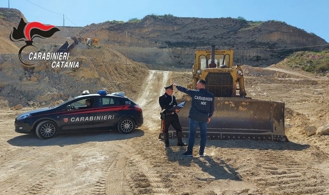 Scavi e impianto industriale abusivi in territorio protetto, area sequestrata e titolare denunciato