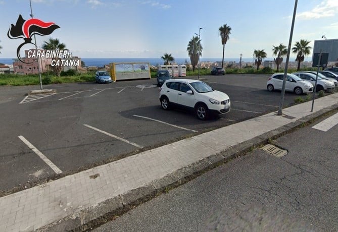 Ruba nelle auto in sosta nel parcheggio di un’isola ecologica: catanese incastrato e denunciato
