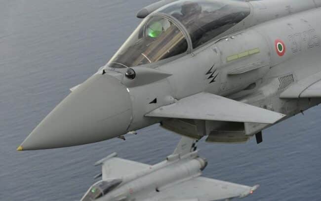 Fortissimo rombo squarcia i cieli siciliani: caccia militare sorvola la zona a bassa quota